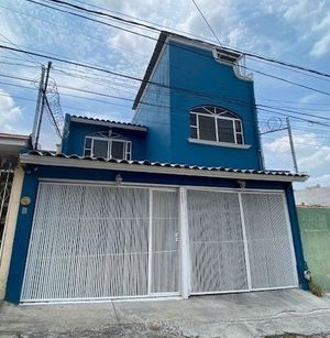 Preciosa Casa Azul en Venta en Lomas de San Pablo, Cerca de Star Medica..