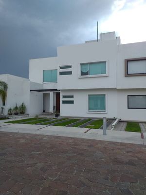 Residencia en Cañadas del Lago, 4 Recamaras, 4.5 Baños, Roof Garden, Jacuzzi..