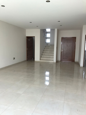 Se Vende Casa en La Condesa Juriquilla, Cuarto de Servicio, 3 Recamaras, Estudio