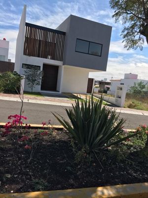 Preciosa Casa en La Cima, 3 Habitaciones, Jardín, Estudio o 4ta Rec, PREMIUM !!