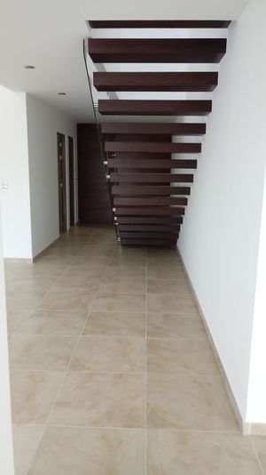 Preciosa Residencia en Lomas de Juriquilla, Estudio, Cto Serv, 3 Recamaras, Lujo