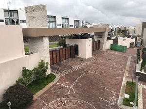 Se Vende Casa en Zibata,  Pasillo Lateral, Jardín,  3 Recamaras, 4 Baños, Lujo