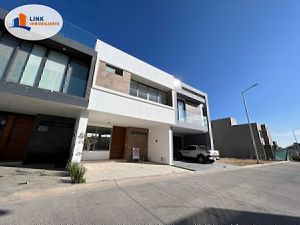 Casa  en Pre-Venta, coto Boreales II, zona Valdepeñas, Zapopan.