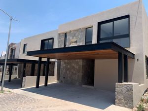 Casa nueva en renta en Altozano Cond. Roca, Querétaro