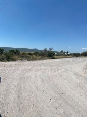 Terreno Comercial a un lado de Ciudad Maderas del Marqués