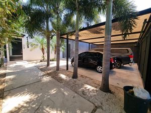 Casa en venta en Mérida, 3 recámaras, una en planta baja, con piscina