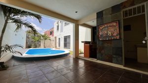 Casa en renta en Mérida para casa u oficina, 5 recámaras, con piscina.