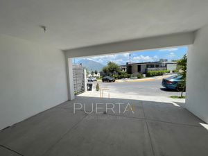 CASA EN VENTA FRENTE A PARQUE EN DOMINIO CUMBRES - NL