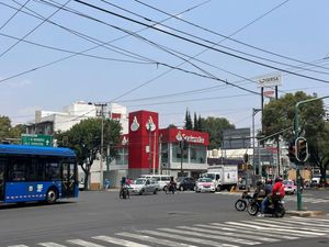 Local en Miguel Angel de  Quevedo esquina División del  Norte