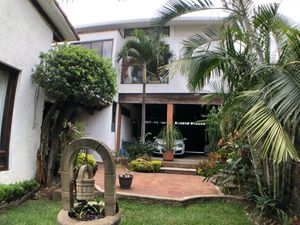 CASA EN VENTA LOMAS DE ATZINGO