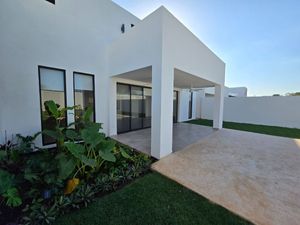 Casa en Renta con Alberca en privada cercana al Country Club Merida