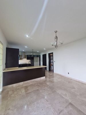 Amplia residencia en venta con jacuzzi, cuarto de visitas, servicio y jardín