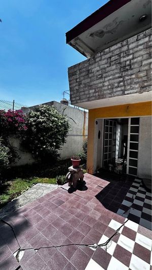 Casa en Venta en Lomas del Mármol, Ideal para Remodelar