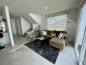 VENTA DE CASA EN FRACC. PRIVADO REAL CASTILLEJO (MODELO VERSALLES)