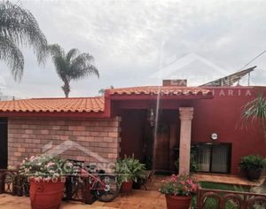 VENTA DE RESIDENCIA EN CLUB CAMPESTRE ERANDENI,DE UNA PLANTA CON ALBERCA.