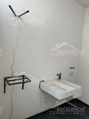 SE VENDE CASA EN FRACC ALEJANDRINAS CON HABITACIÓN EN PLANTA BAJA