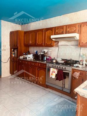 VENTA DE CASA EN MANANTIALES, A ESPALDAS DE MADERO