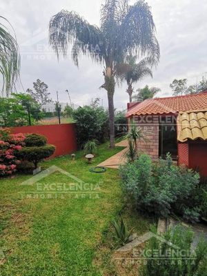 VENTA DE RESIDENCIA EN CLUB CAMPESTRE ERANDENI,DE UNA PLANTA CON ALBERCA.