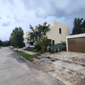 Casa con paneles solares  y amueblada para venta en Yucatan Country Club