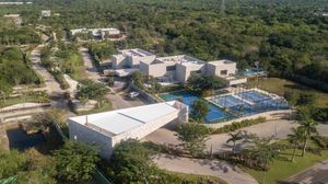 Terreno en venta dentro de Privada cerca Universidad Anahuac Mayab  Zona Country