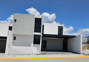 Casa Nueva en Renta en San Joaquin Arteaga con habitación en planta baja