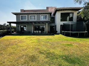 JUNTO A LOMAS DE CHAPULTEPEC, TECAMACHALCO,   CASA  CON JARDÍN EN RENTA