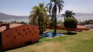 Terreno residencial dentro de coto privado en Chapala con vista al lago