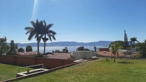 Terreno residencial dentro de coto privado en Chapala con vista al lago