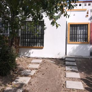 Casa en venta en Fuentes de Balvanera, Apaseo el Grande, Guanajuato, 38185.
