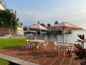 Bonita Casa en Venta en Tequesquitengo alberca  con frente al lago