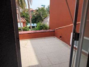 Vendo Casa en Villas Paracana, junto al Campo de Golf Palma Real, Ixtapa.