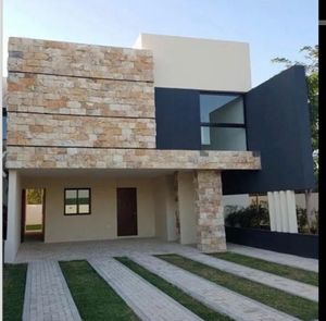 Casa en venta dentro de residencial al norte de Mérida.