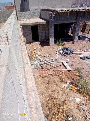 Terreno en VENTA con construcción en obra negra y muy cercano a la caseta cuota