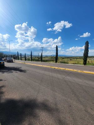 Terreno en venta, a pie de carretera