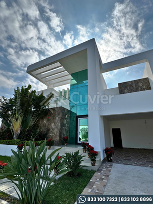 Moderna casa con alberca y recamara en PB en Residencial Lagunas de Miralta