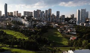 Macrolote comercial 7,332 m2 en residencial con campo de golf