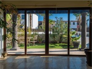 Casa con techos altos, jacuzzi, en residencial Ciruelos en venta Cabo San Lucas