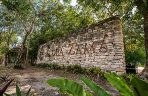 Terreno multifamiliar de 5,055 m2 a minutos del mar, en venta Aldea Zama Tulum.