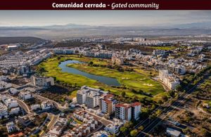 Casa con Estudio, cuarto de TV, Mezzanine y Terraza en Recamara Principal