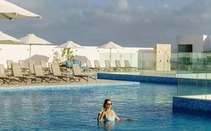 Condominio a pasos de la playa, alberca con vista al mar, en Playa del Carmen.