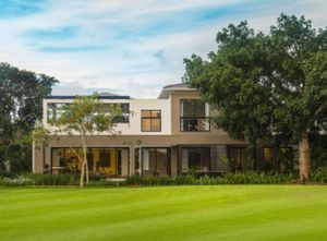 Residencia con jardin y alberca privada en residencial con campo de golf y casa