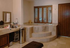 Casa con techos altos, jacuzzi, en residencial Ciruelos en venta Cabo San Lucas