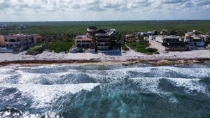 Condo  con alberca privada, acceso al mar, cub de playa, en venta, Tankah, Tulum