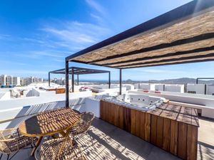 Casa con terraza, jardín y casa club en El tezal