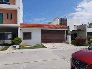 CASA EN VENTA EN FRACC. RESIDENCIAL DEL LAGO EN CD. DEL CARMEN, CAMPCHE