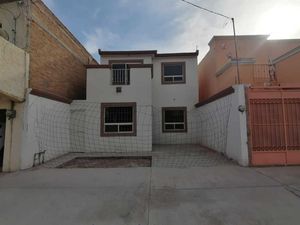 Casa en venta en Enrique Ibarra 857, 5 de mayo, Lerdo, Durango, 35168.  Cobaed 02 Lerdo, Zona Centro, Farmacia Guadalajara