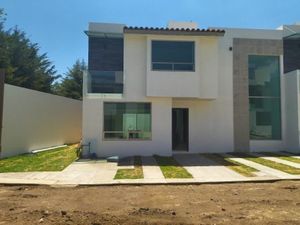 Casa en renta en Alazanes 1, Cacalomacán Centro, Toluca, México.