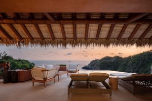 Villa en venta en Zihuatanejo, con vista a playa las gatas