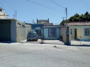 Casa en venta en Azmir 2601-A, Villa Fontana VI, Tijuana, Baja California,  22205.