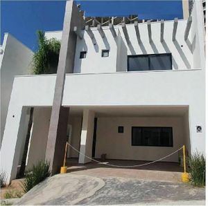 Casa en venta en Jardines del Paseo 2 Sector, Monterrey, Nuevo León, 64900.